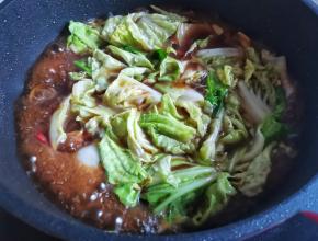 加一勺蚝油，放入白菜叶煮3分钟，出锅前加一勺盐即可。