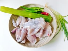 准备好牛蛙、莴笋、青红椒。