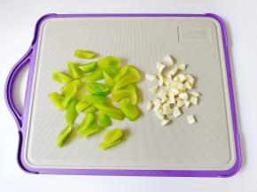 莴笋去皮，蒜切小粒。