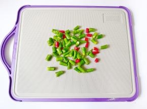 青红椒切小段。