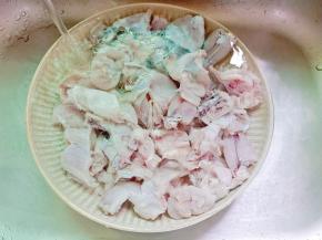 牛蛙清水冲洗干净。