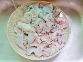 牛蛙清水冲洗干净。