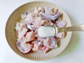 沥干水分，加盐一勺