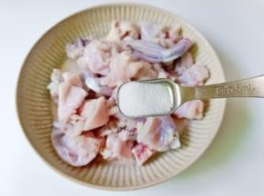 沥干水分，加盐一勺