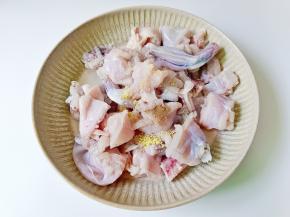 加五香粉半勺，鸡精一勺，