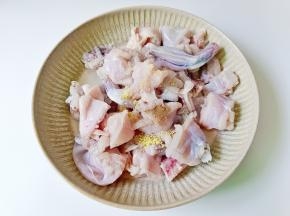 加五香粉半勺，鸡精一勺，