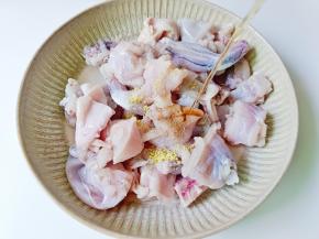 料酒一勺，拌均匀后腌制10分钟，最后加淀粉裹一层粉。