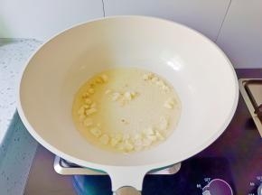 锅里加一点蒜炸香。