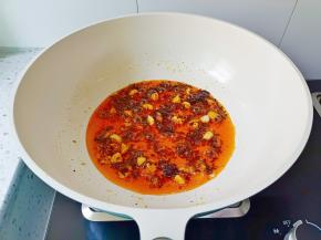 放火锅底料炒出香味。