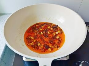 放火锅底料炒出香味。