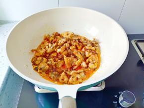 放牛蛙爆炒一分钟，加一点生抽上色。