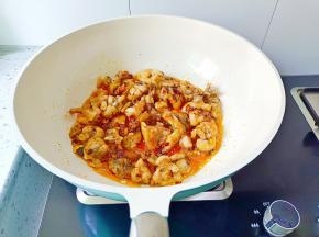 放牛蛙爆炒一分钟，加一点生抽上色。