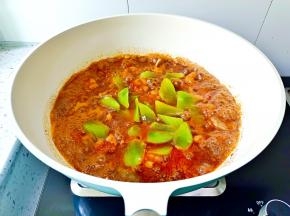 炖煮到牛蛙入味，加莴笋