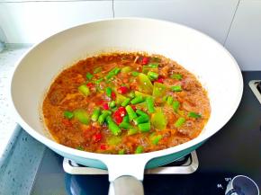 青红椒煮熟，汤汁变的浓稠即可出锅享用！