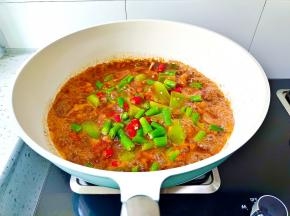 青红椒煮熟，汤汁变的浓稠即可出锅享用！