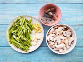 蘑洗净切片，芦笋洗净切段，水开分别焯水捞出沥干备用。