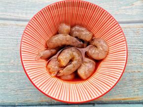 虾去壳去虾线洗净，加1勺生抽、1勺料酒，1小勺盐、适量胡椒粉，抓匀腌制10分钟。