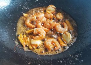 爆香大蒜，放入虾仁炒至变色，