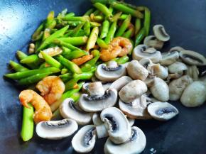 加入口蘑，放1勺生抽，少许黑胡椒粉，