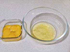 首先将蛋白蛋黄分离，分别，无油无水的器具中。