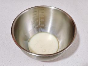 橄榄油与牛奶混合打至均匀。