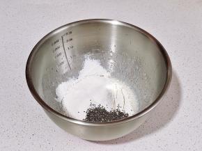 筛入低粉，加奇亚籽，手动打蛋器来回拌至无干粉。