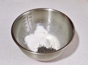 筛入低粉，加奇亚籽，手动打蛋器来回拌至无干粉。