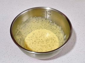 加入蛋黄打至均匀，放旁边备用。