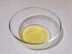 蛋白打发，首先挤入柠檬汁。