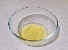 蛋白打发，首先挤入柠檬汁。