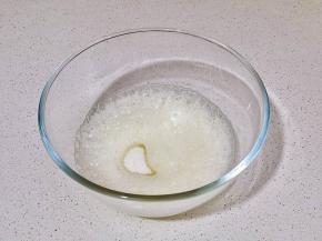 打至大泡泡加三分之一糖继续打发，分三次加入白砂糖。