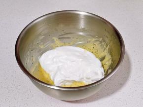 取三分之一的蛋白霜加入蛋黄糊中翻拌均匀。（这时将烤箱140度预热）