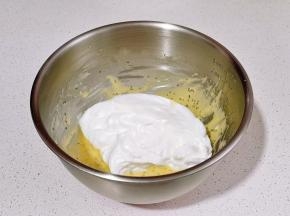 取三分之一的蛋白霜加入蛋黄糊中翻拌均匀。（这时将烤箱140度预热）