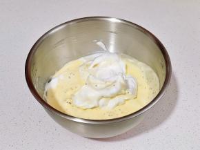 再取三分之一蛋白霜加蛋黄糊中，继续翻拌至看不到蛋白霜。