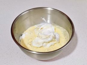 再取三分之一蛋白霜加蛋黄糊中，继续翻拌至看不到蛋白霜。