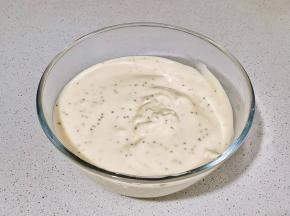 最后将蛋黄糊倒入蛋白霜的容器中，翻拌均匀。