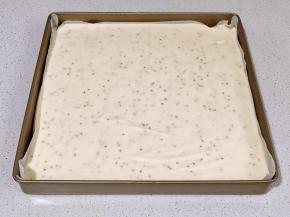 烤盘垫上油纸，倒入蛋糕糊，震出气泡。