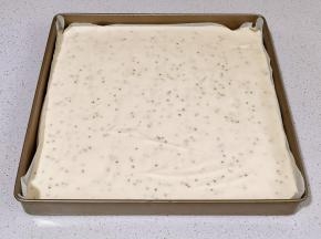 烤盘垫上油纸，倒入蛋糕糊，震出气泡。