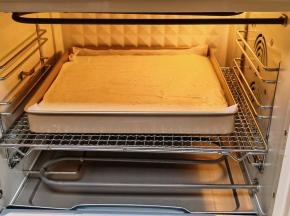 入烤箱中层，上一层140度烤35分钟。