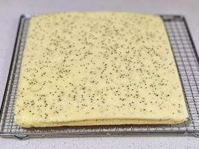 出炉后散热1分钟，再倒扣晾至余温。