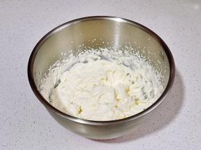 淡奶油+白砂糖打发。