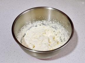 淡奶油+白砂糖打发。