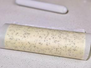 奶油馅均匀涂抹在蛋糕上，借助擀面杖卷起来，放入冰箱冷藏30分钟。