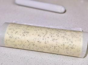 奶油馅均匀涂抹在蛋糕上，借助擀面杖卷起来，放入冰箱冷藏30分钟。