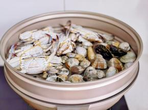 洗净后放在蒸屉上，蒸5分钟将贝壳取出，梭子蟹再蒸15分钟。