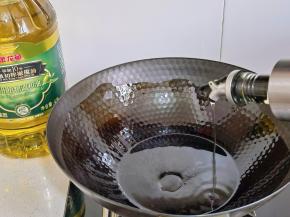 锅中倒入橄榄油加热。