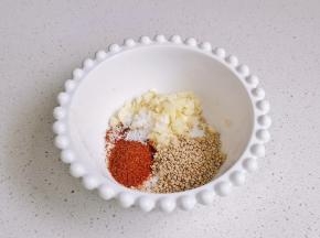 蒜末+辣椒粉+芝麻+盐。