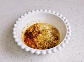 淋上热油搅拌均匀+2勺生抽+1勺香醋+1勺白砂糖搅拌均匀。