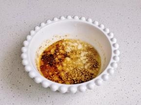 淋上热油搅拌均匀+2勺生抽+1勺香醋+1勺白砂糖搅拌均匀。