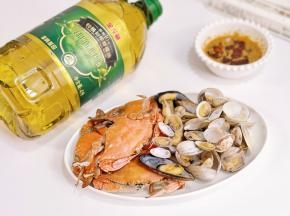 海鲜装盘，蘸上料汁~超级鲜美。